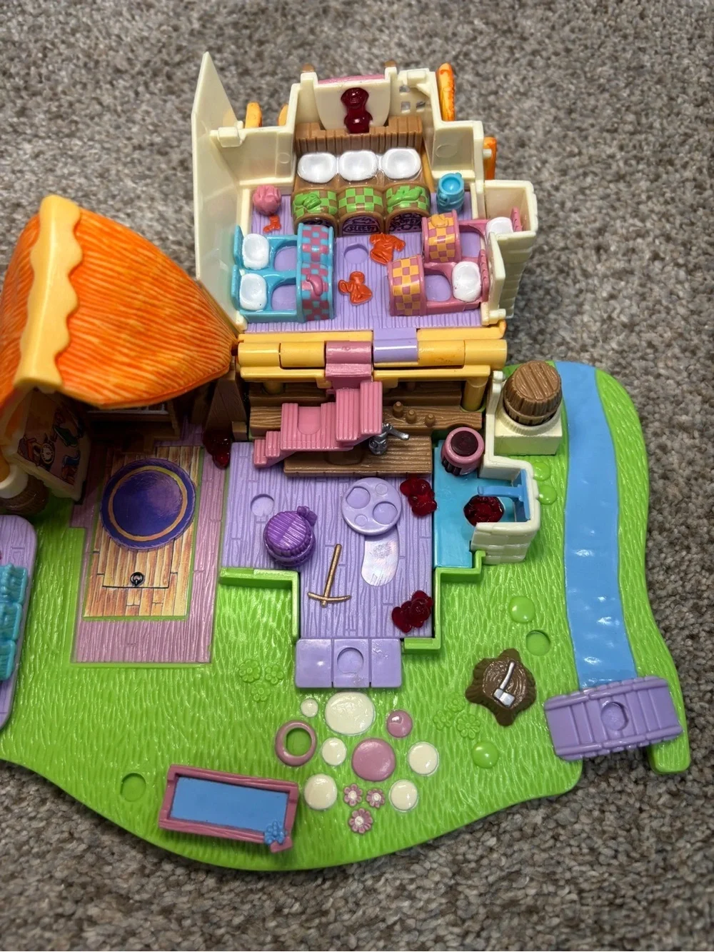 Bluebird Disney Snow White & The Seven Dwarfs Polly Pocket Cottage - COMPLETE